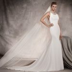 delikatna suknia ślubna