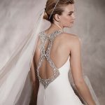 delikatna suknia ślubna