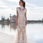 koronkowa brzoskwiniowa suknia slubna