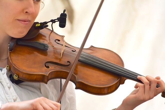 Oprawa muzyczna ślubu w kościele – jak wybrać odpowiednich muzyków?