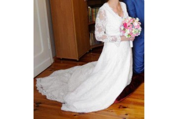 Koronkowa suknia ślubna z trenem