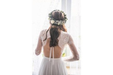 Śliczna suknia ślubna z dekoltem na plecach (Sabe)