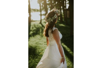 Suknia ślubna z pięknymi koronkowymi plecami