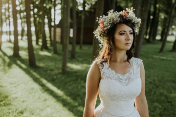 Suknia ślubna z pięknymi koronkowymi plecami