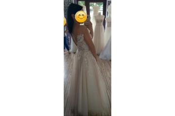 Piękna suknia ślubna w kolorze prosecco