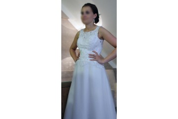 Przepięknie zdobiona suknia ślubna