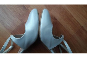 buty ślubne perłowe nosek migdałowy obcas 8 cm, zapinane, rozmiar 39