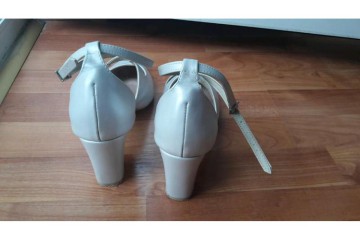 buty ślubne perłowe nosek migdałowy obcas 8 cm, zapinane, rozmiar 39