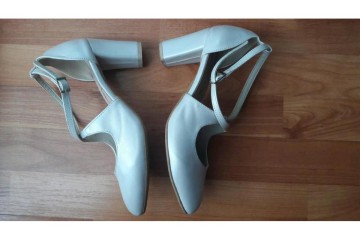 buty ślubne perłowe nosek migdałowy obcas 8 cm, zapinane, rozmiar 39