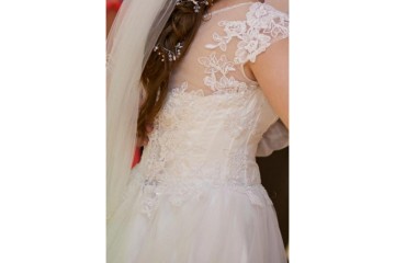 Piękna suknia ślubna z koronką i kryształki Swarovskiego
