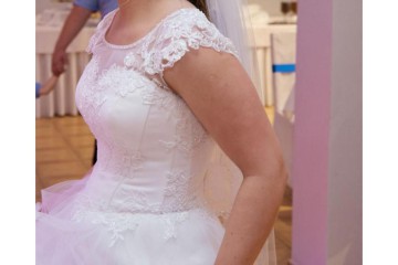Piękna suknia ślubna z koronką i kryształki Swarovskiego