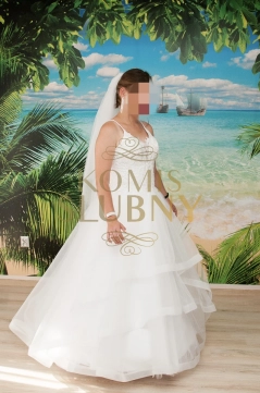 Sukienka ślubna z welonem i kołem 