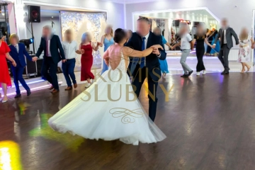 Suknia ślubna z welonem