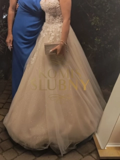 Piękna  błyszcząca suknia ślubna. 