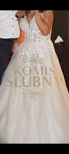 Piękna  błyszcząca suknia ślubna. 
