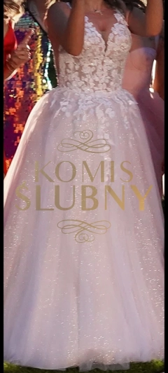 Piękna  błyszcząca suknia ślubna. 