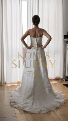 Nowa suknia z falbana Lugo Novias
