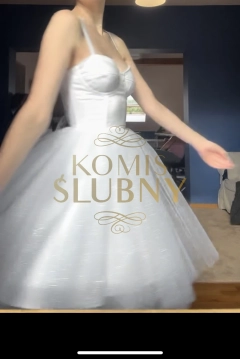 Brokatowa krótka sukienka z gorsetem 