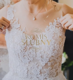 Zwiewna w kwiaty z siateczką suknia w kolorze Kości Słoniowej.