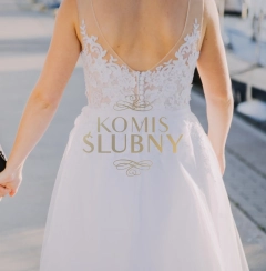 Zwiewna w kwiaty z siateczką suknia w kolorze Kości Słoniowej.