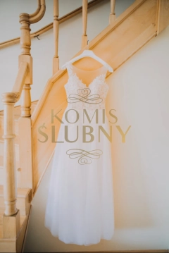 Zwiewna w kwiaty z siateczką suknia w kolorze Kości Słoniowej.
