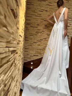 Elegancka suknia ślubna z dopinanym trenem – NOWA