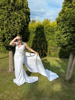 Elegancka suknia ślubna z dopinanym trenem – NOWA