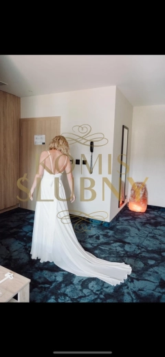 Minimalistyczna suknia ślubna