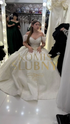 Suknia ślubna z ręcznie wyszywaną koralikami + futerko 