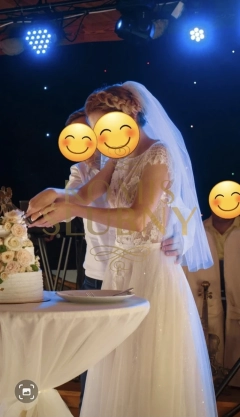 Suknia ślubna „Adel” – Madonna, Warszawa  Sprzedam suknię ślubną model Adel, zakupioną w salonie Madonna w Warszawie w 2018 roku. Suknia była noszona 