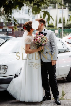 Suknia ślubna w kropeczki