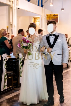 Suknia ślubna w kropeczki