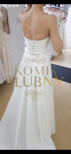 Prosta suknia ślubna z trenem i wiązanym gorsetem XS/S