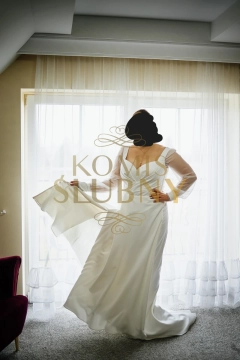 Gorsetowa suknia ślubna z trenem