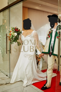 Gorsetowa suknia ślubna z trenem