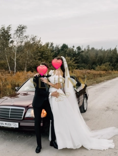 Sprzedam wyjątkową suknię ślubną z salonu Madonna w Łodzi, model Avery. Suknia była założona tylko raz. Jest po profesjonalnym czyszczeniu i naprawach