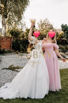 Sprzedam wyjątkową suknię ślubną z salonu Madonna w Łodzi, model Avery. Suknia była założona tylko raz. Jest po profesjonalnym czyszczeniu i naprawach