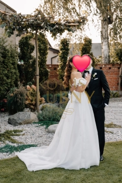 Sprzedam wyjątkową suknię ślubną z salonu Madonna w Łodzi, model Avery. Suknia była założona tylko raz. Jest po profesjonalnym czyszczeniu i naprawach