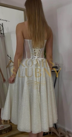 Błyszcząca sukienka na poprawiny lub przebranie 