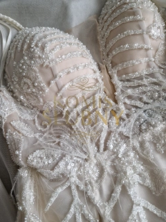 Suknia ślubna odkryte plecy piórka głęboki dekolt body 