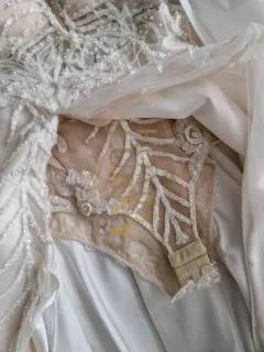 Suknia ślubna odkryte plecy piórka głęboki dekolt body 