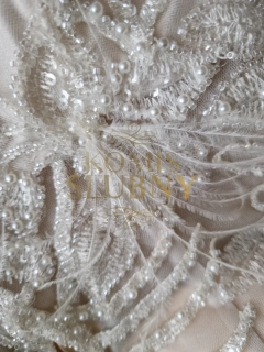 Suknia ślubna odkryte plecy piórka głęboki dekolt body 