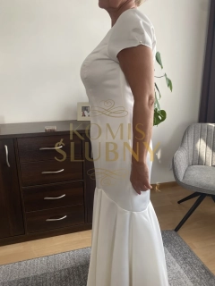 Minimalistyczna suknia w efektownym stylu szyta na zamówienie 