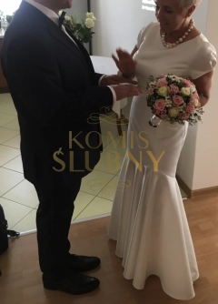 Minimalistyczna suknia w efektownym stylu szyta na zamówienie 